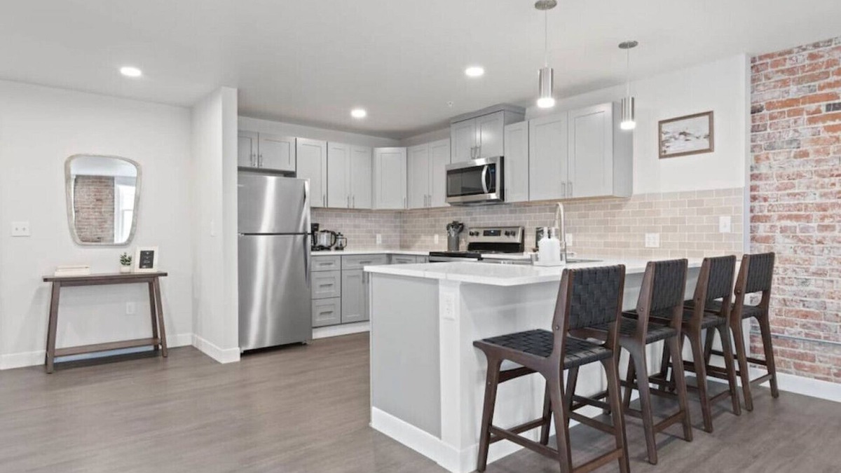 Riverside Apartment | King Beds! J & K on Main Luxury Apartment 406