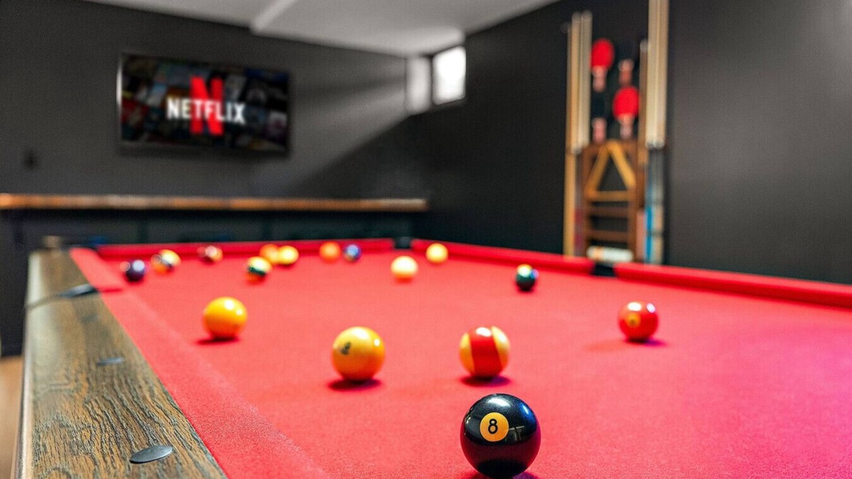 Burnsville House | King Beds, Sleeps 11, *Entertainment Included!*