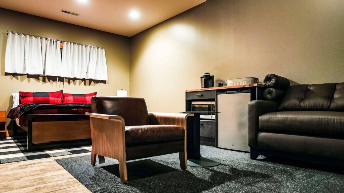 Maple Hill Hotel | King Cabin Room Buffalo
