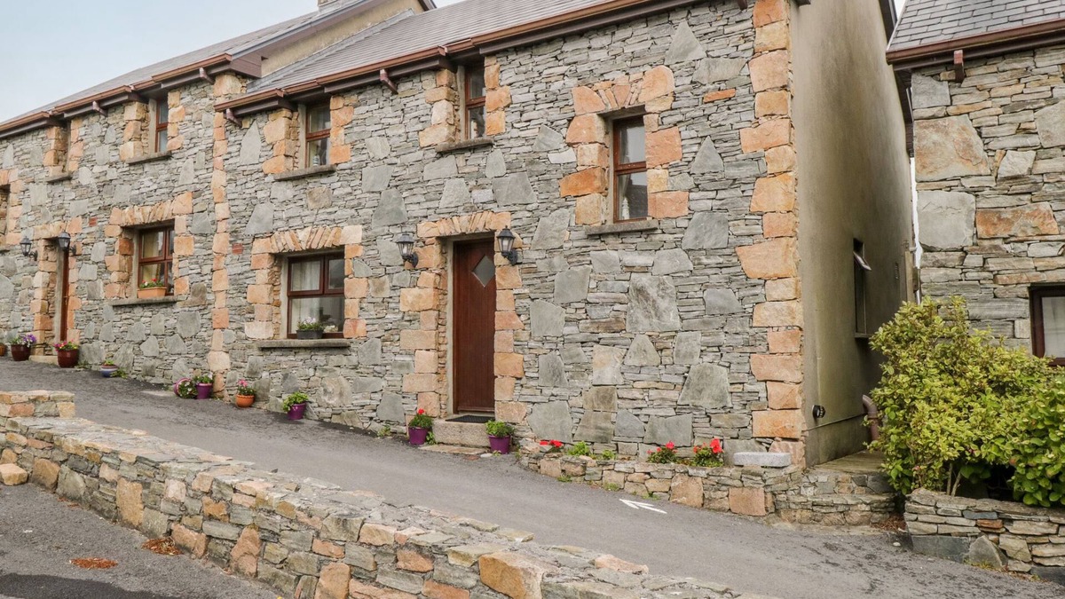 Cleggan Cottage | KING COTTAGE, family friendly in Cleggan, County Galway