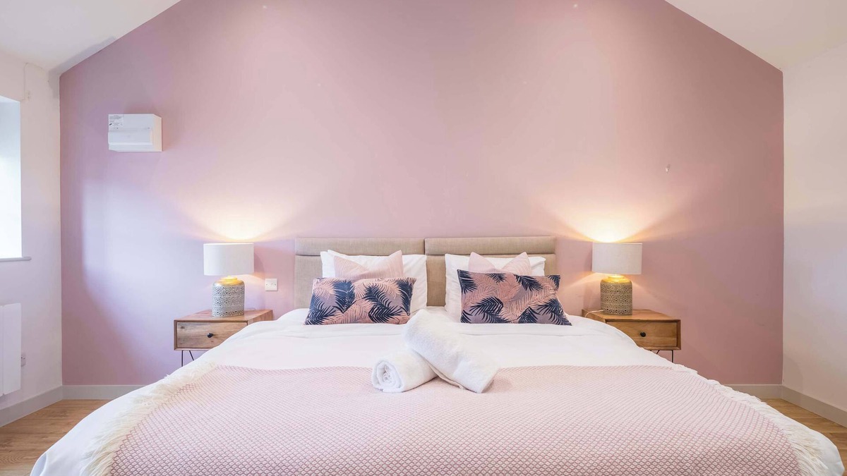 Cambridge Apartment | King Deluxe Ensuite with Shower-Bath and Courtyard View - Fawcett