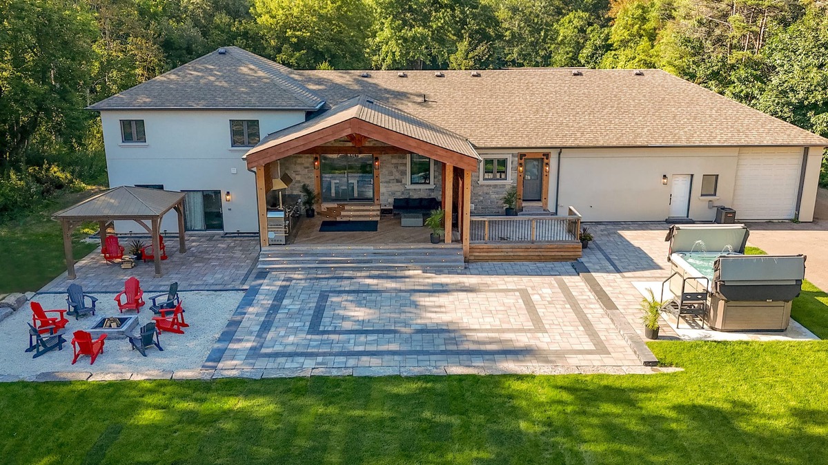 Barrie House | King Estate Barrie w Private Spa | 7 Bedrooms | Sleeps 20 | 5min to Downtown