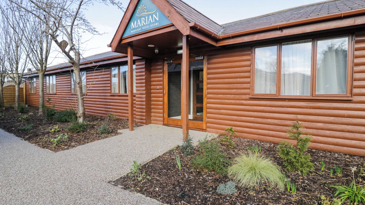 Meliden Cottage | KING HOTEL ROOM, romantic, character holiday cottage in Dyserth