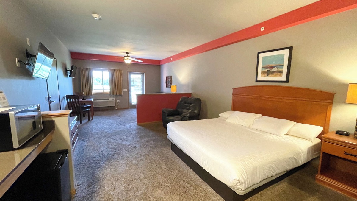 Spring Brook Hotel | King Hotel Room @ Spring Brook Resort
