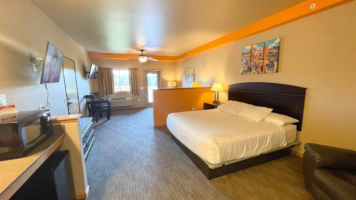 Spring Brook Hotel | King Hotel Room @ Spring Brook Resort
