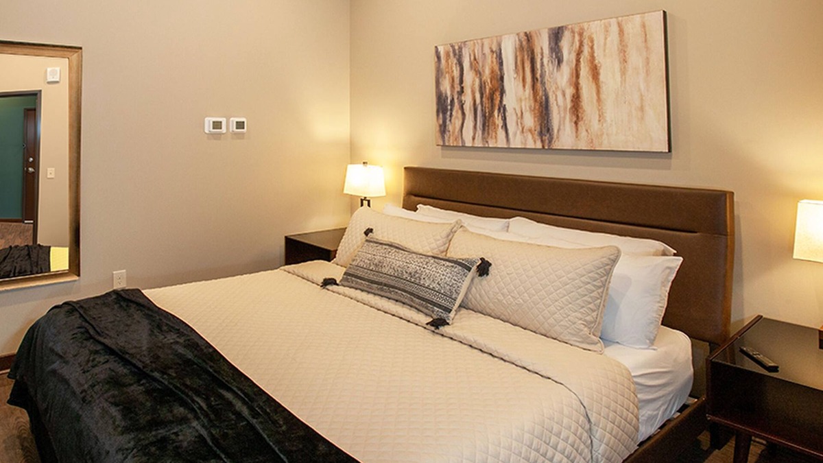 Downtown - Waterfront Apartment | King Hotel Suite - Downtown Duluth, MN