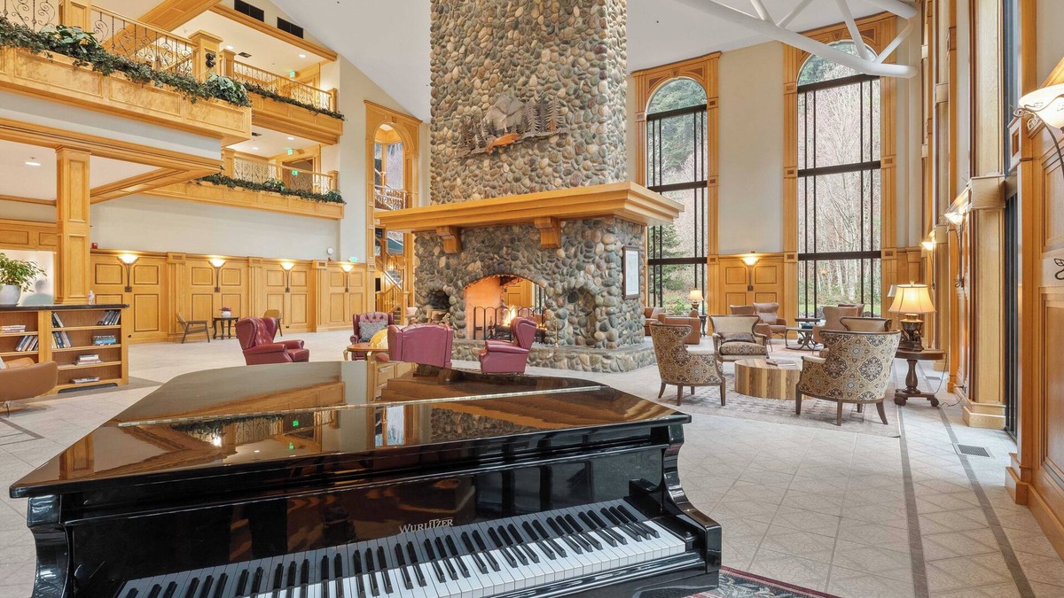 North Bonneville Resort | King Jacuzzi Mountain View