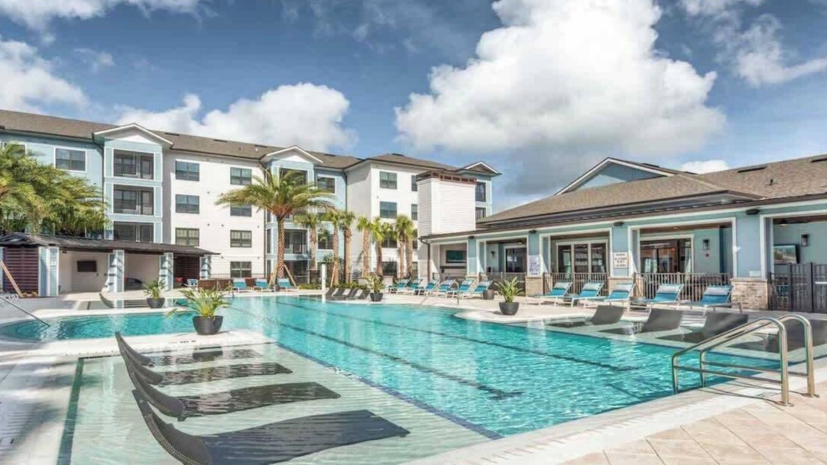 Florida Central Atlantic Coast Apartment | King Retreat Pool & Gym Pet-Friendly Close to Park