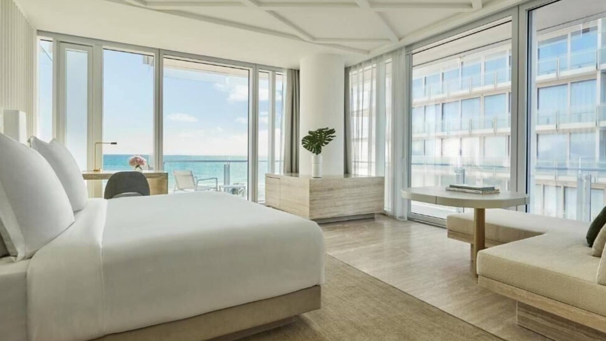 Surfside Apartment | King Room Near Crudo Bar MIA