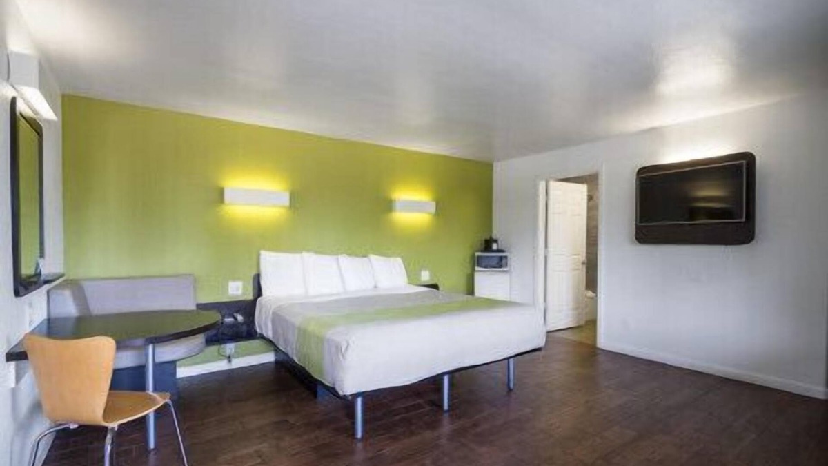 Munras Avenue Hotel | King Room near Downtown Monterey