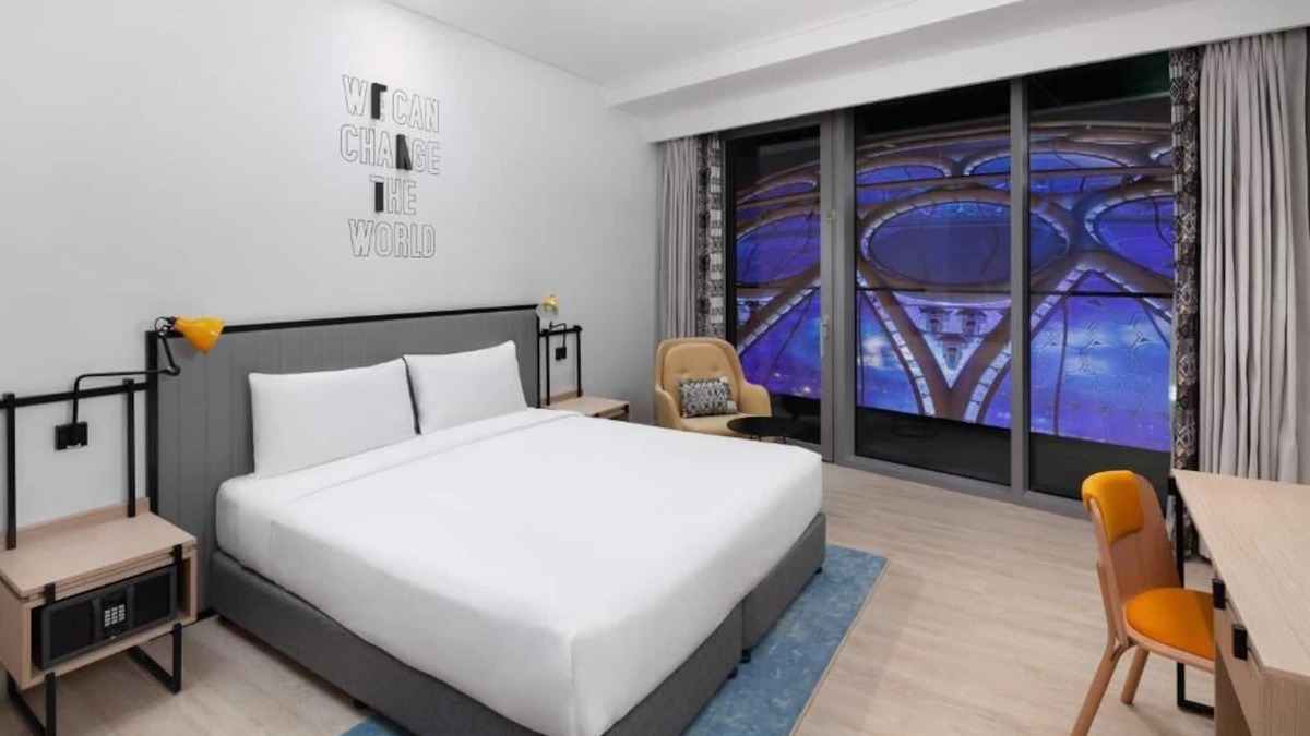 Dubai House | King Room Near Expo 2020 By Luxury Bookings