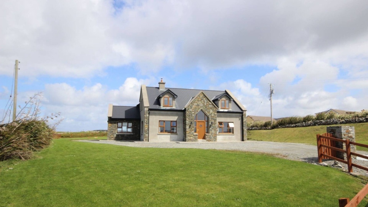 Cleggan Ski Chalet | King's House, Cleggan sea and mountain views