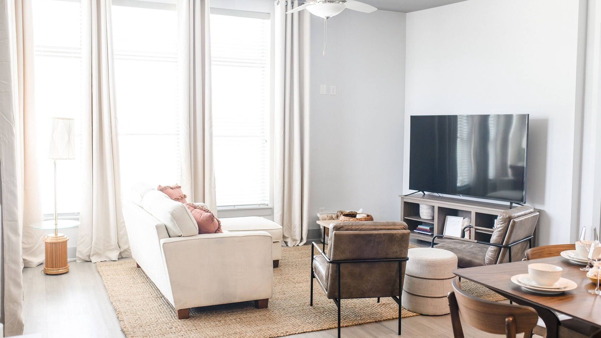 Fort Worth Apartment | King size bed in Jennings #208