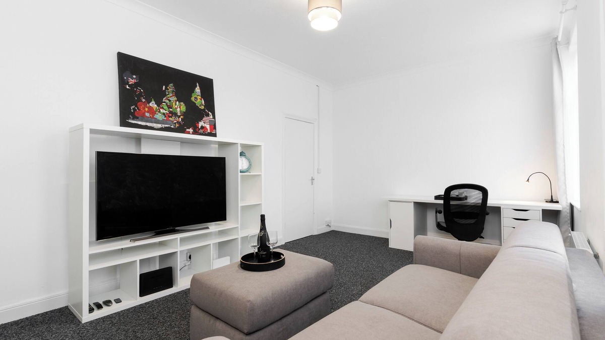 Whitchurch Apartment | King Size Bed + Sofa Bed in Cardiff