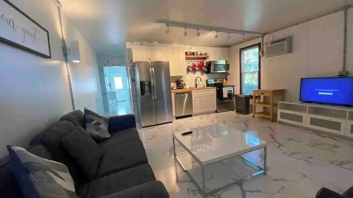 Cocoa House | King Size Bed Suit Apartment Quite Neighborhood