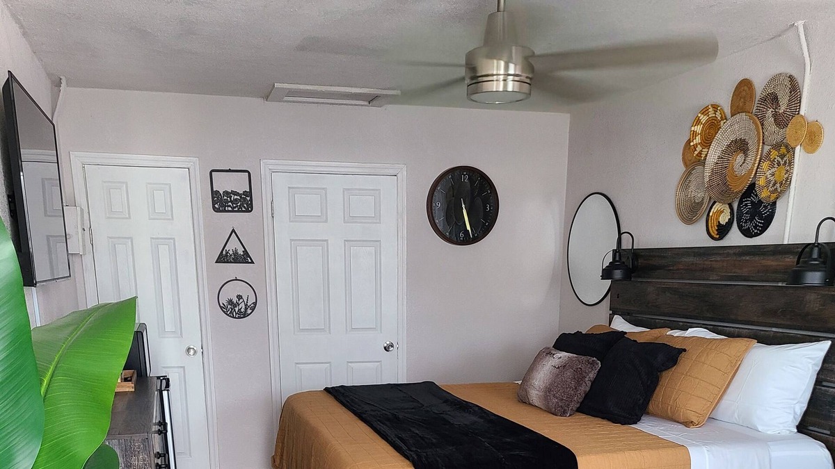 Bryant House | King Size Studio - Comfy Clean and by Lake Okeechobee