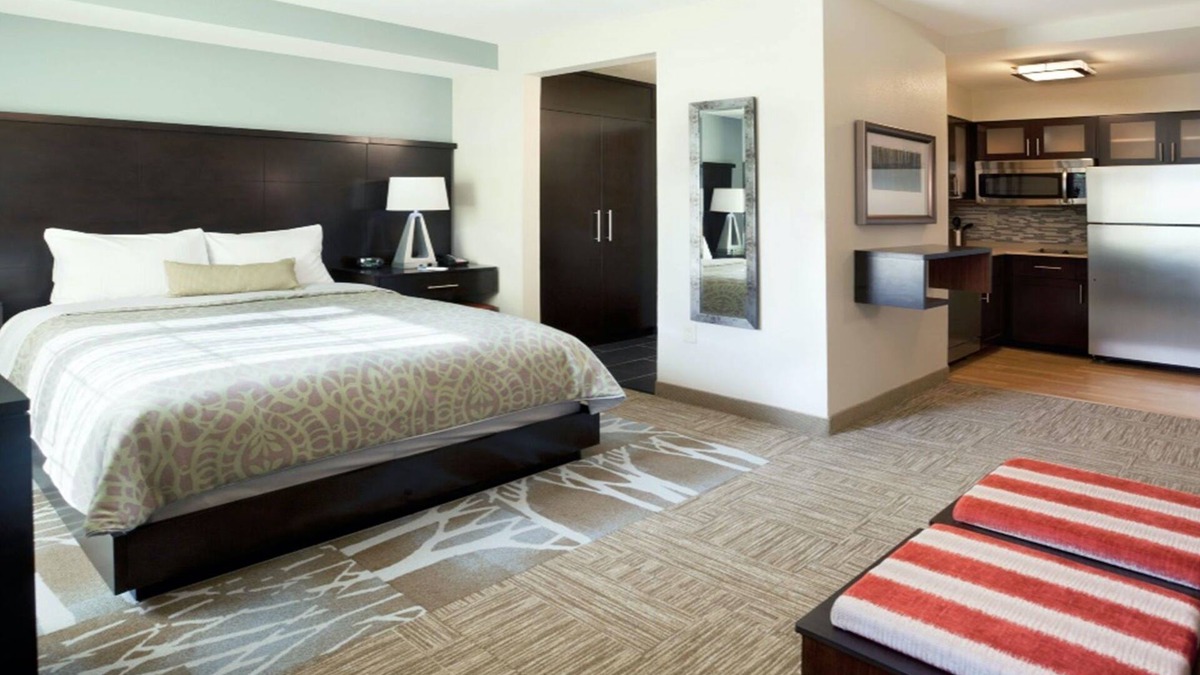 Sterling Heights Apartment | King Studio | Buffet Breakfast, Indoor Pool Access + 24h Business Center