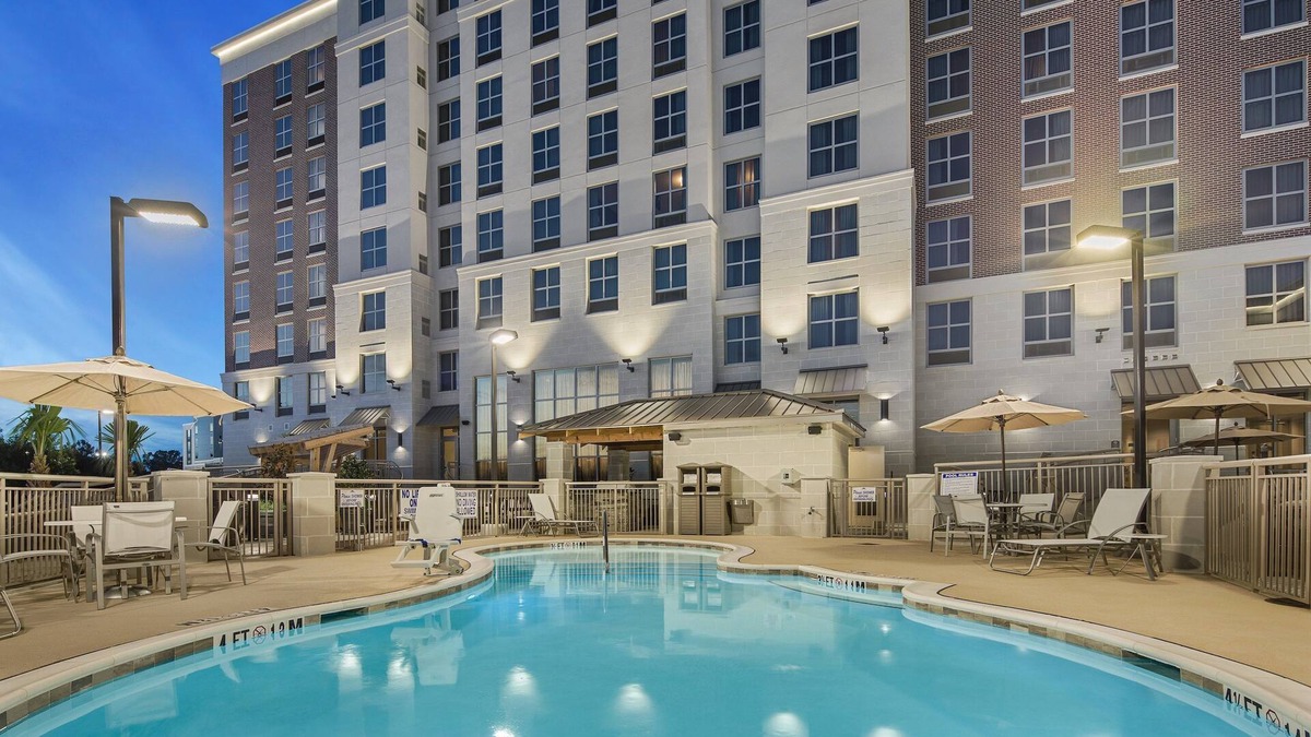 Florence Apartment | King Studio + Free Breakfast! Pool & Gym Access.