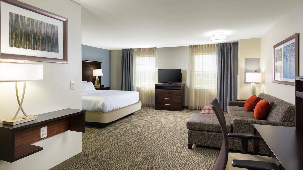 Northfield Apartment | King Studio. Free Breakfast Buffet & Pool Access.