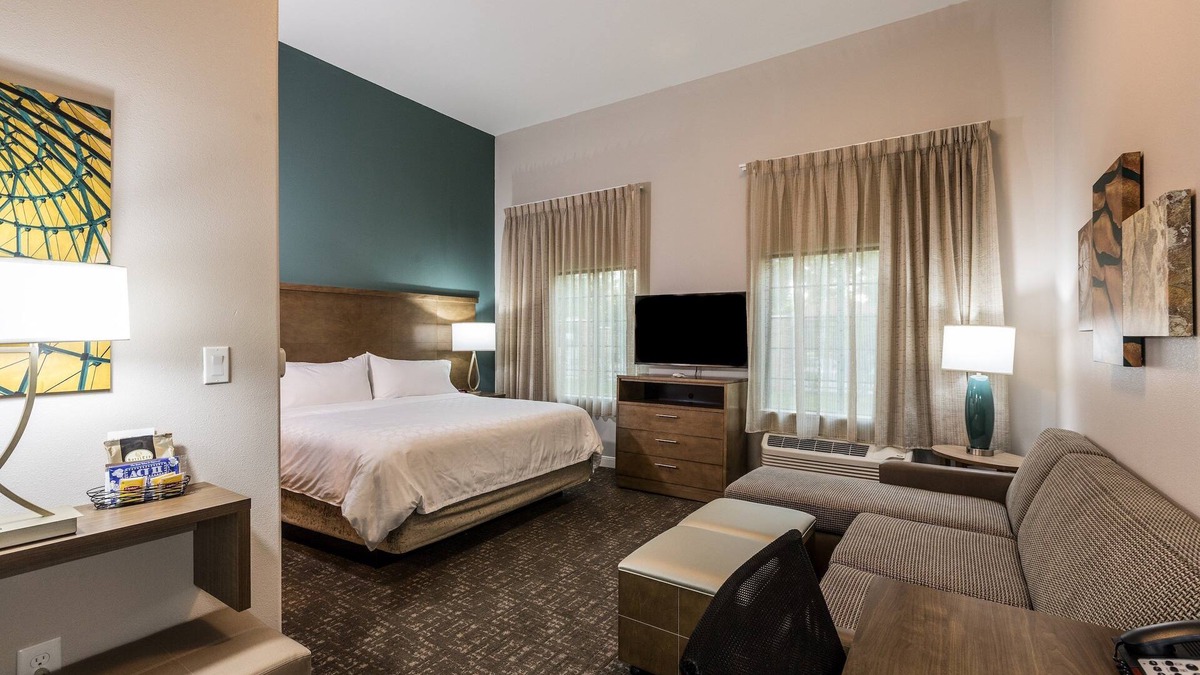 Lake Jackson Apartment | King Studio w/Kitchen. Free Breakfast. Outdoor Pool.