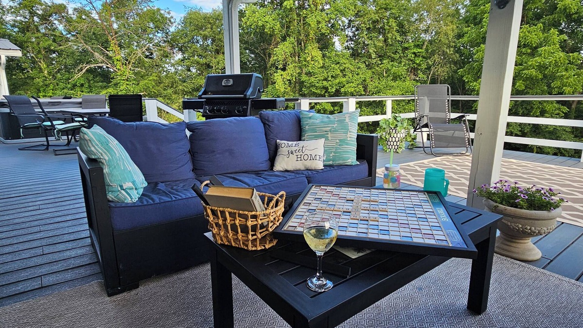 Crossville - Harriman Apartment | King Suite: 3 Bedrooms, 2 Baths, Jacuzzi, on a Nigerian Dwarf Goat Petting Farm!
