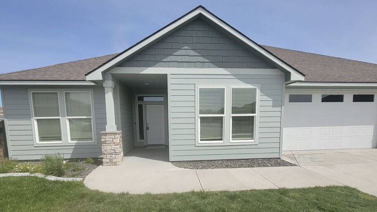 Tri-Cities House | King Suite, 3 Car Garage & Yard 3/2