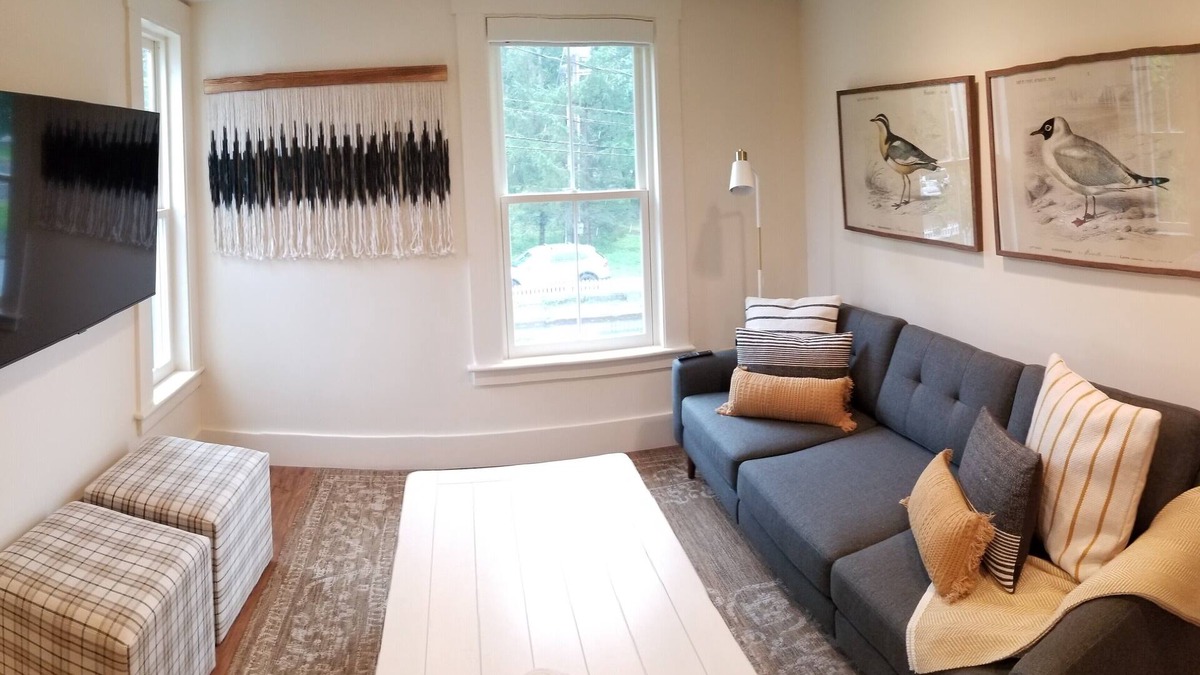 Durham Hotel | King Suite at Public House, food trucks & craft beer on site, walk to UNH & town