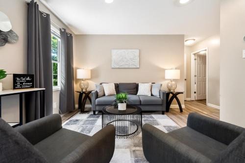 Warsaw Apartment | King Suite Fiber Internet Full Kitchen