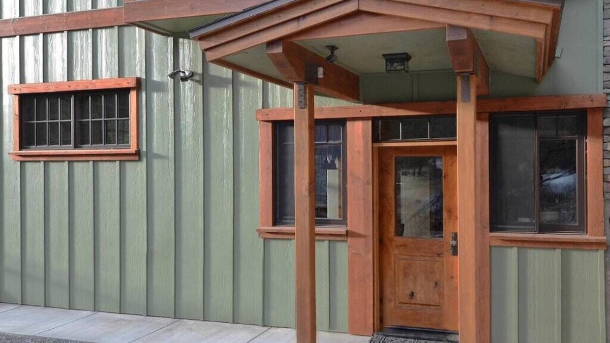 Yosemite West House | King Suite for Active Couples Inside Yosemite Gate, Your Basecamp for Adventure!