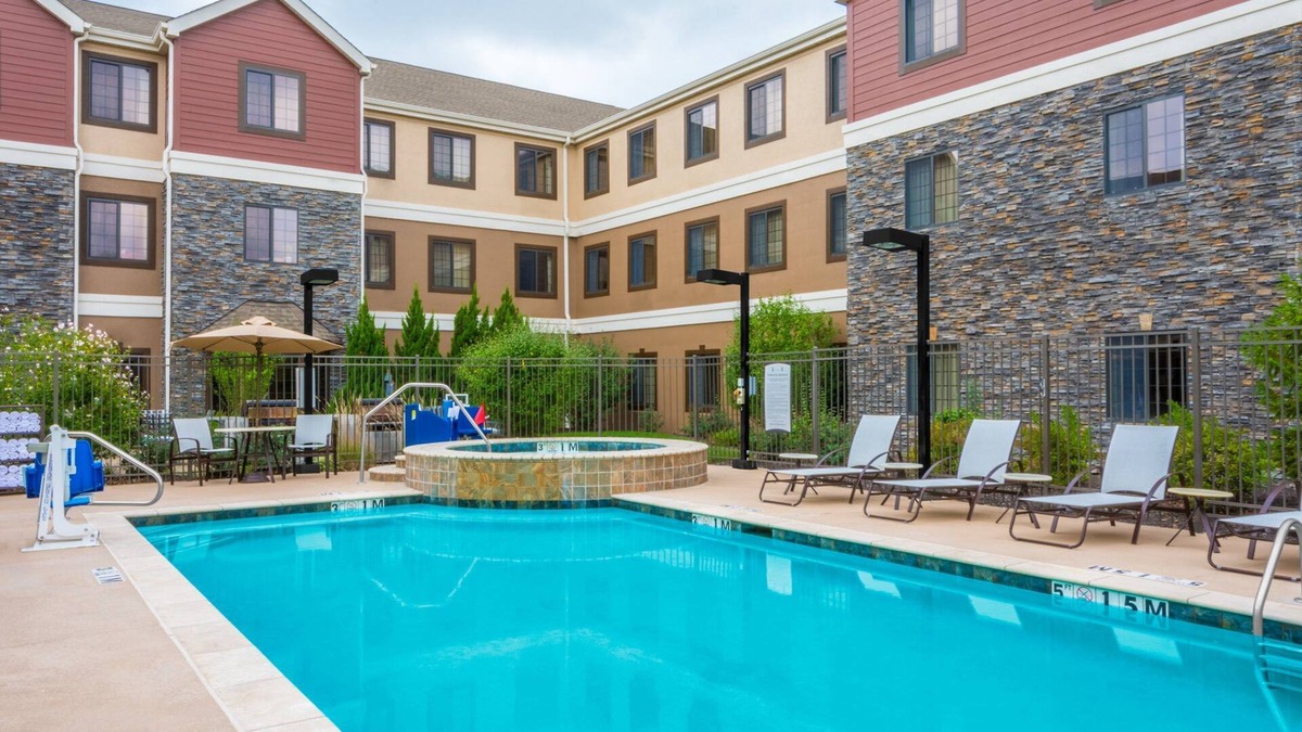 Independence Condo | King Suite. Free Breakfast. Outdoor Pool & Hot Tub