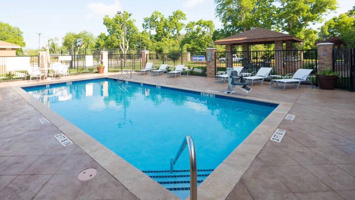 Lake Jackson Condo | King Suite. Free Breakfast. Outdoor Pool. Near Sea Center Texas!