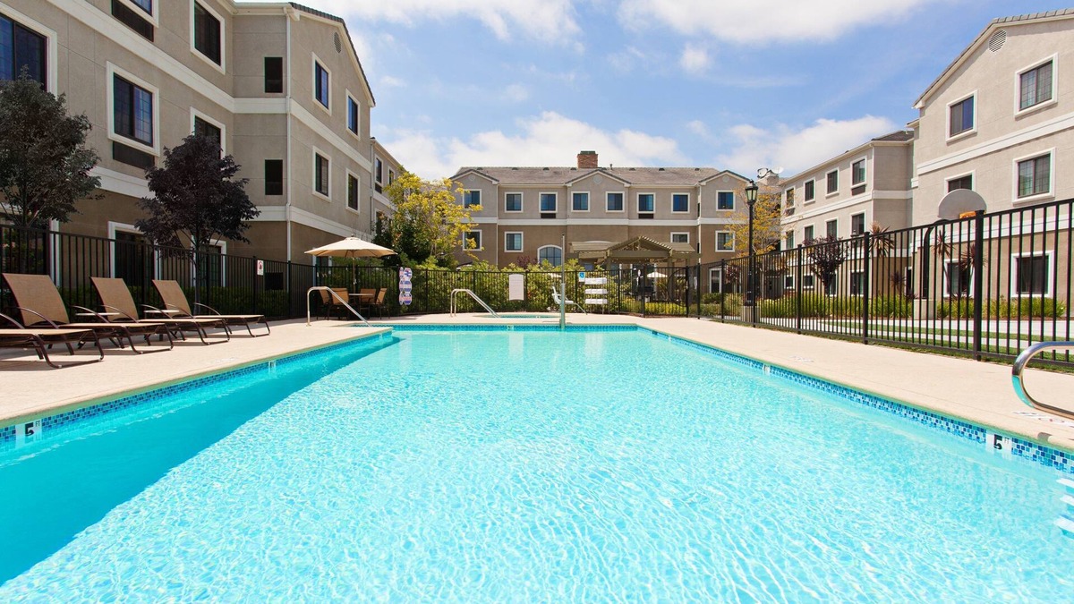 Lake Forest Condo | King Suite. Free Breakfast. Outdoor Pool & Hot Tub.
