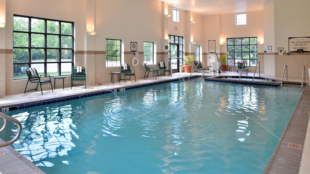 Chesapeake Condo | King Suite. Free Breakfast. Indoor Pool & Hot Tub. Great for Business Travelers!