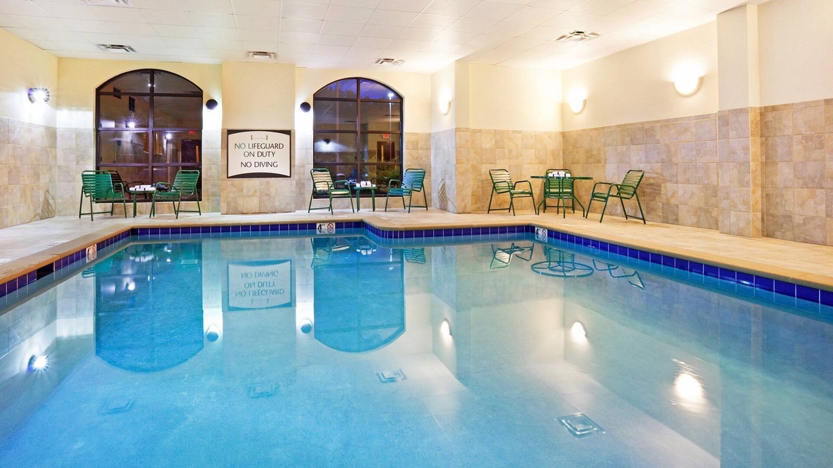 Oak Ridge Condo | King Suite. Free Breakfast. Pool & Gym. Close to the University of Tennessee Arboretum!