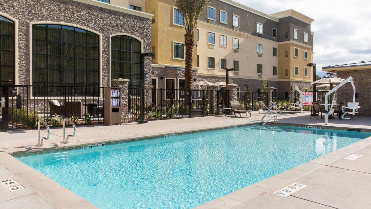 Corona Apartment | King Suite. Free Breakfast. Pool & Hot Tub. Gym. Great for Business Travelers!