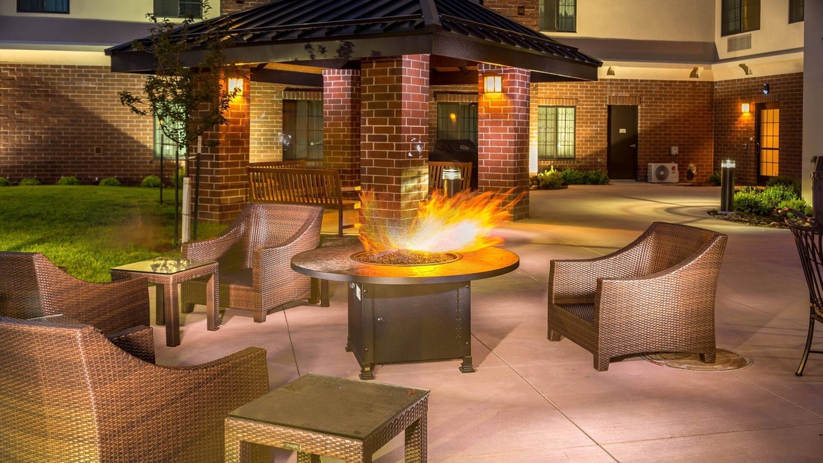 Northfield Apartment | King Suite. Free Breakfast Buffet. Pool & Gym Access. Amazing Location!