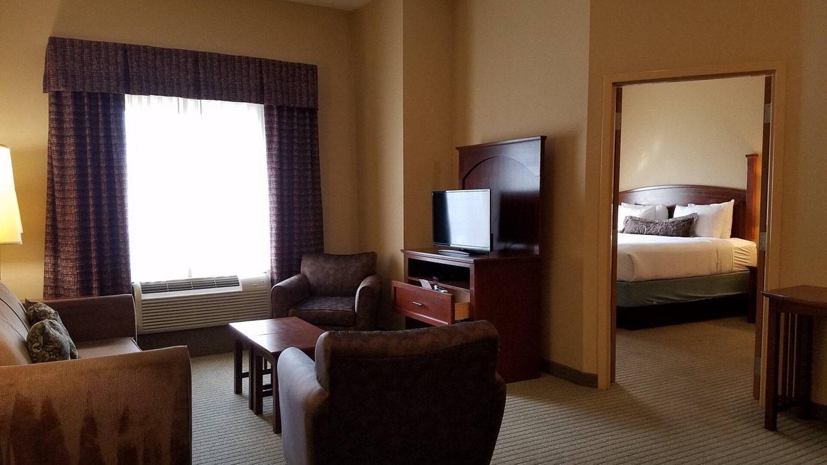 Rogers Condo | King Suite. Free Breakfast. Gym. Near Mercy Hospital Northwest Arkansas!