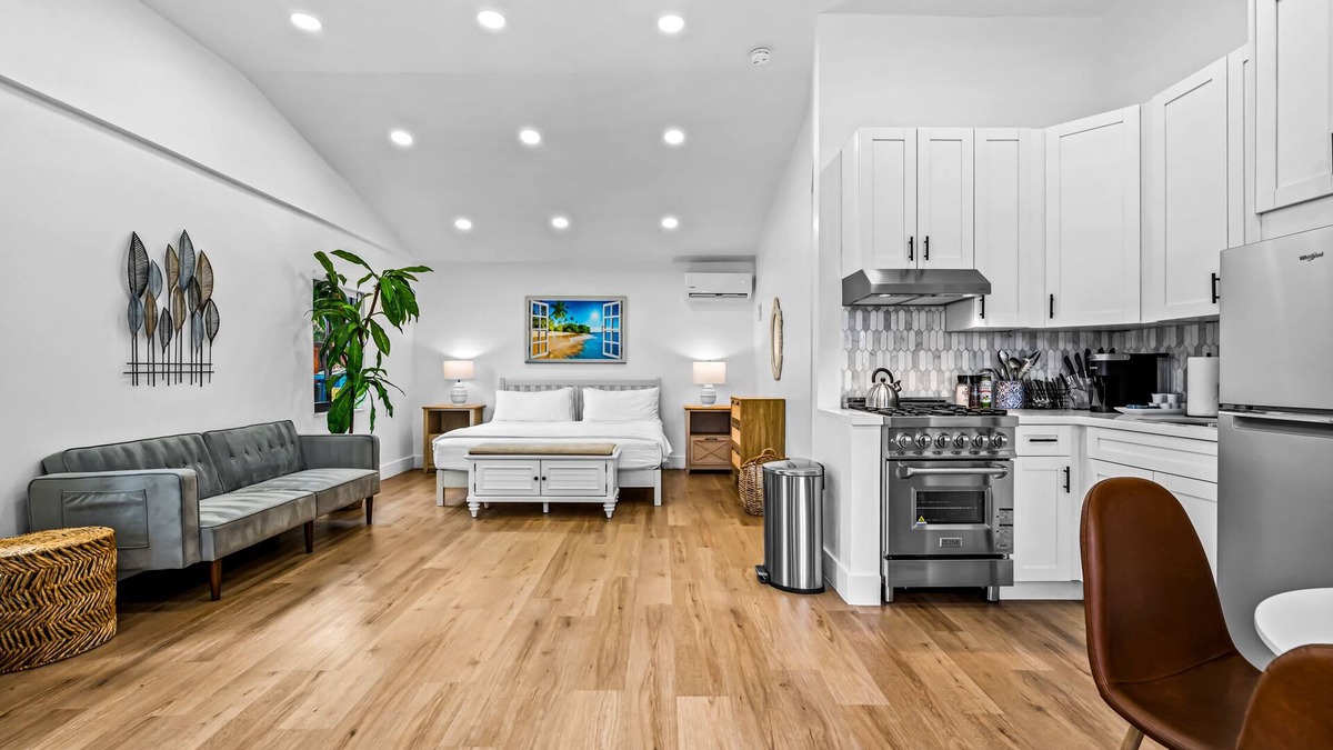 Flagler Village Apartment | King Suite in a Tropical Retreat Freedom House Fort Lauderdale Suite 4n