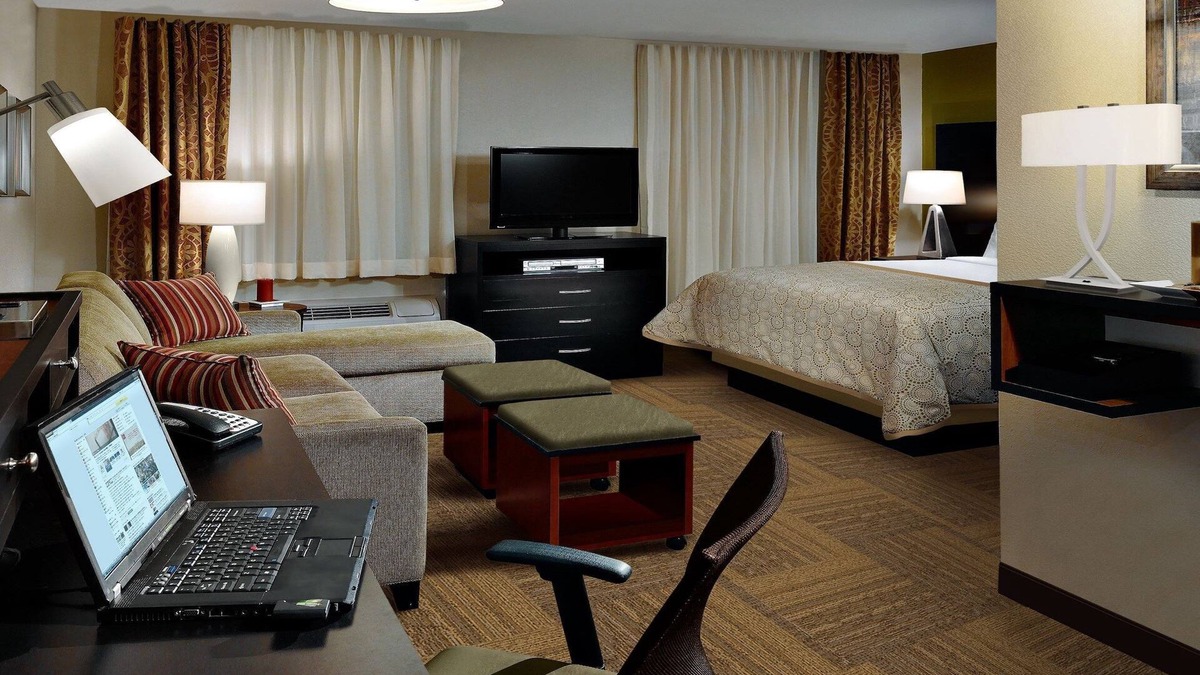 Lincoln Park Apartment | King Suite in Downtown Denver! Free Breakfast, Pool & Hot tub!