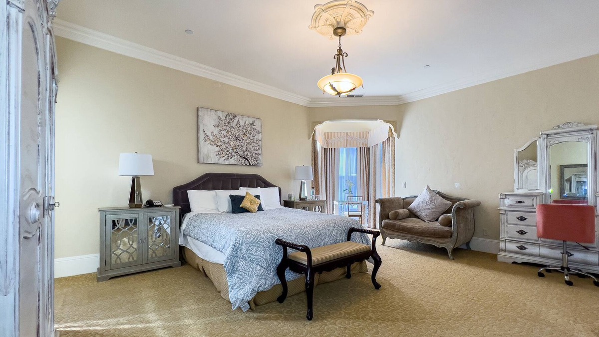 Salinas House | KING SUITE in Mansion Near Beach Monterey Carmel