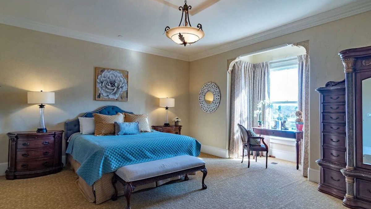 Salinas House | KING SUITE MINS MONTEREY CARMEL