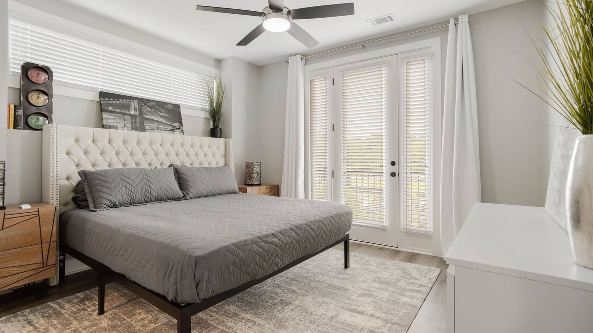 Dunean House | King Suite, Modern Loft Close to Downtown!