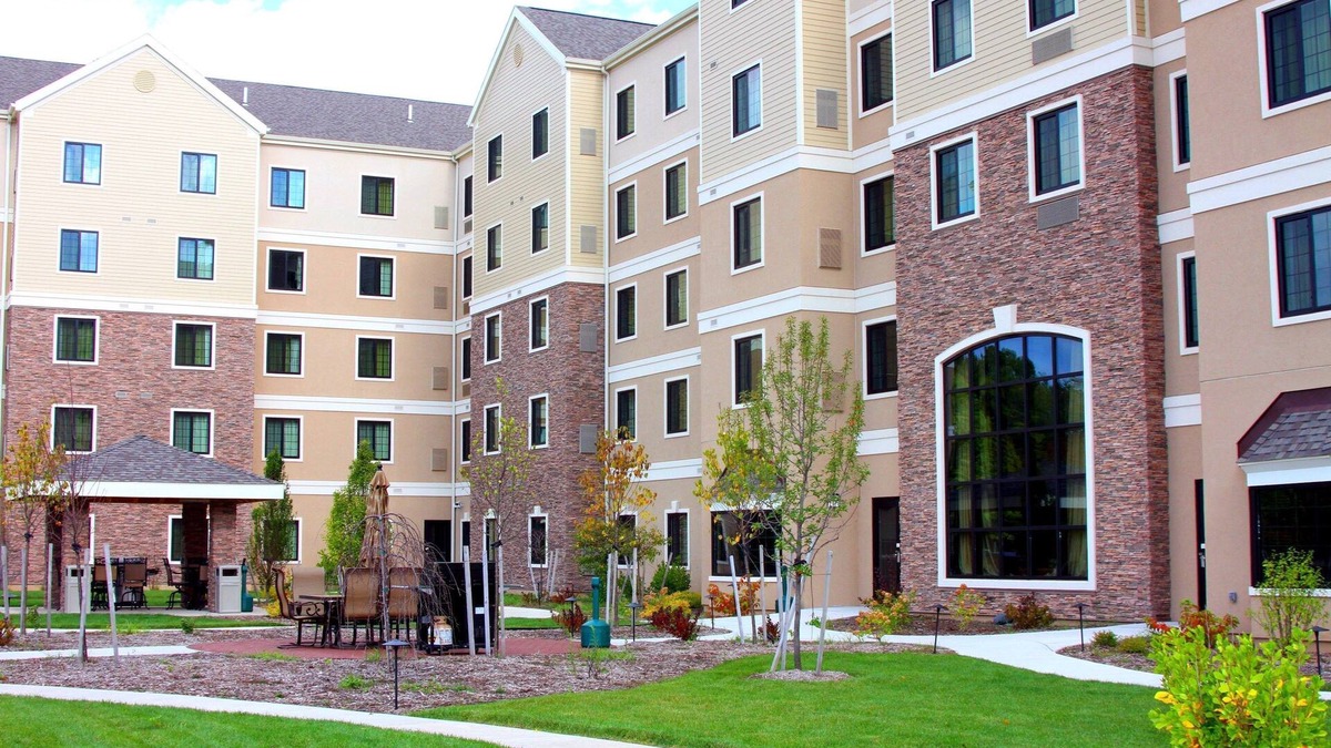 Liverpool Condo | King Suite Near Syracuse University | Free Breakfast + Fitness Center