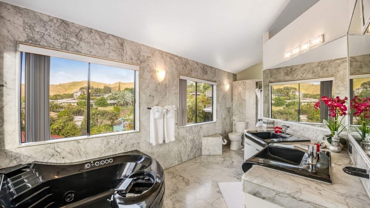 Kaneohe Villa | King Suite Oasis: Unwind with Jacuzzi & Bay Views (Unit B)n