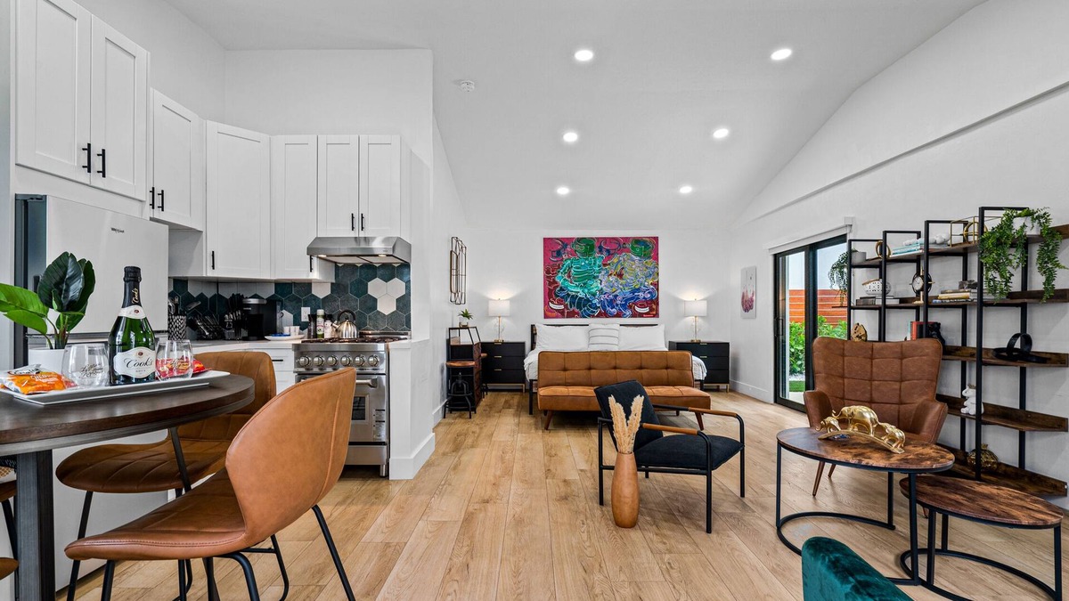 Flagler Village Apartment | King Suite w/a private Hot-tub in a Tropical Retreat Freedom House Suite 7