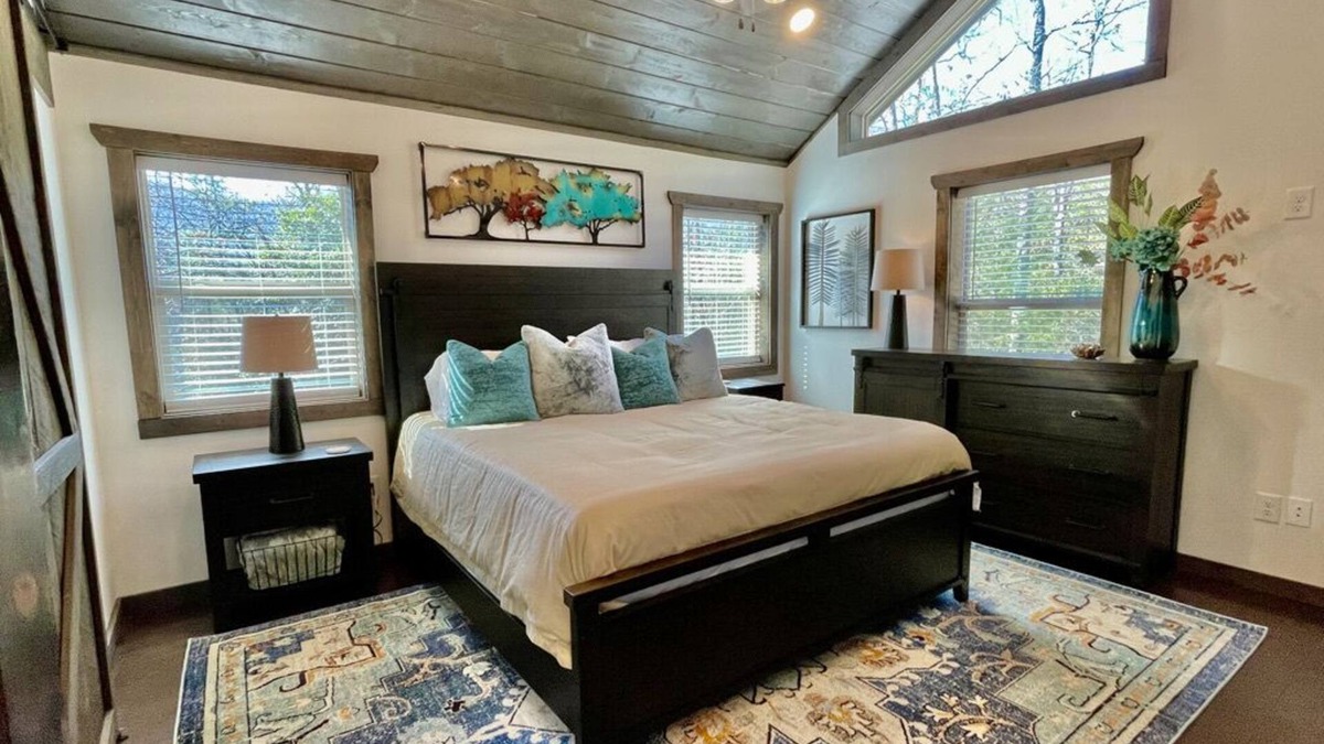 Murphy Cabin | King Suite w FiberOptic WiFi - Modern Cozy Cabin