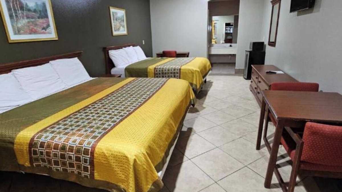 Edinburg Apartment | King Suite with Spa Bath