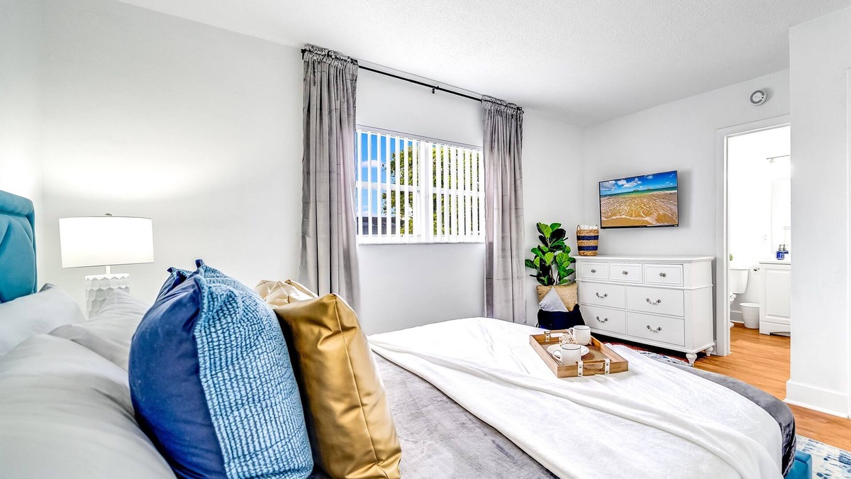 Survey Creek Apartment | King Water View - No Extra Fees - Palm Wave Says