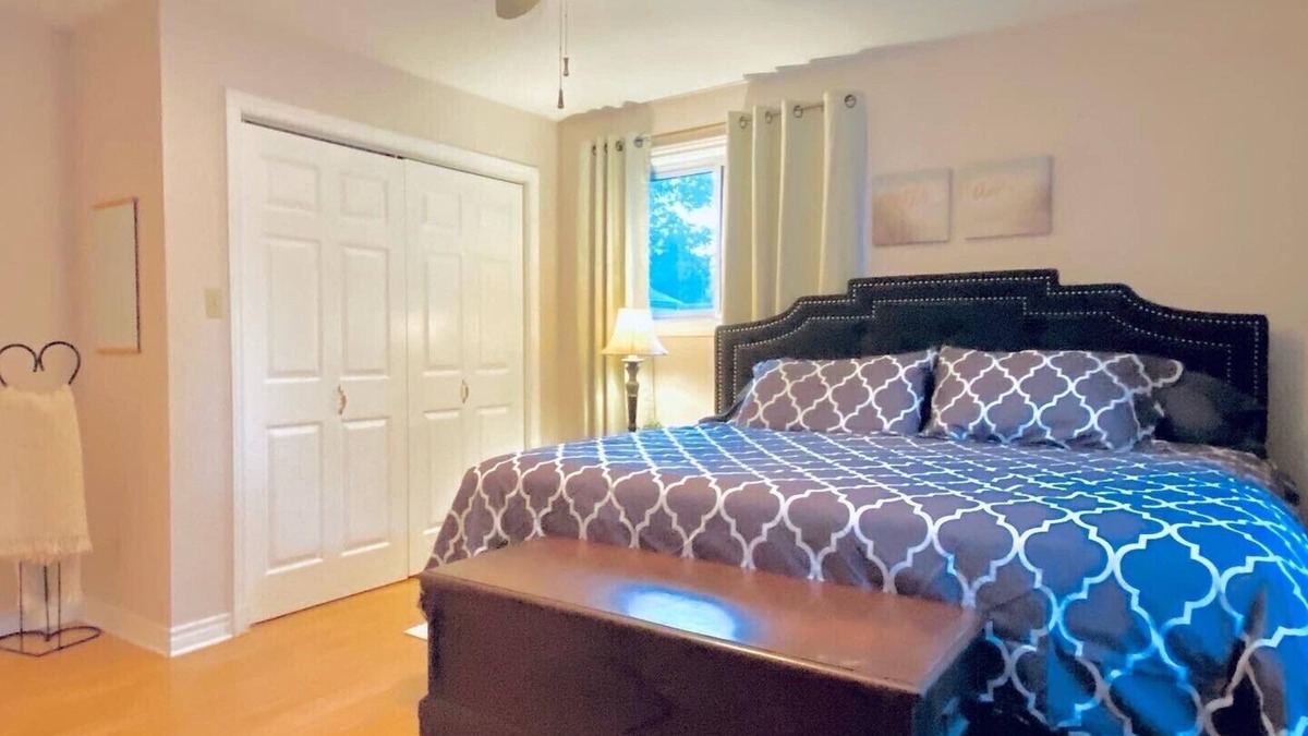 Goderich House | KingBed,Sleeps10+,SmrtTV,BBQ,Gym,FireTable,FullKitchen. All in walking distance.