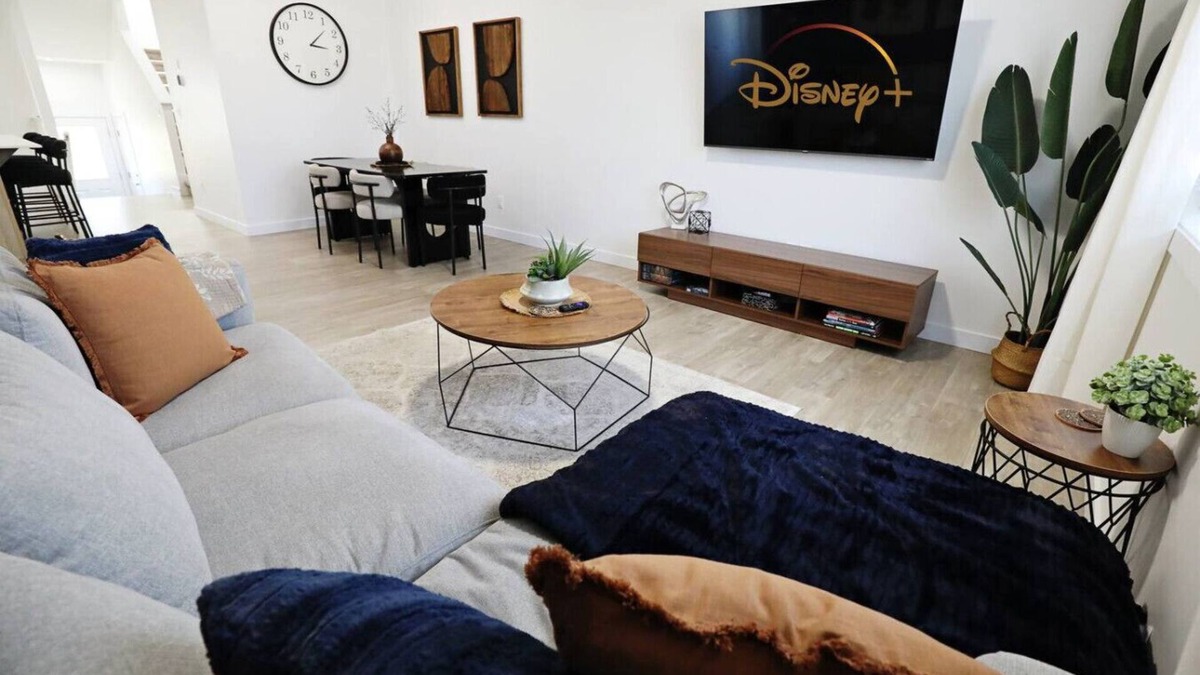 Northwest Edmonton House | Kinglet 4BR Getaway |A/C|Garage|Near WEM|Disney+